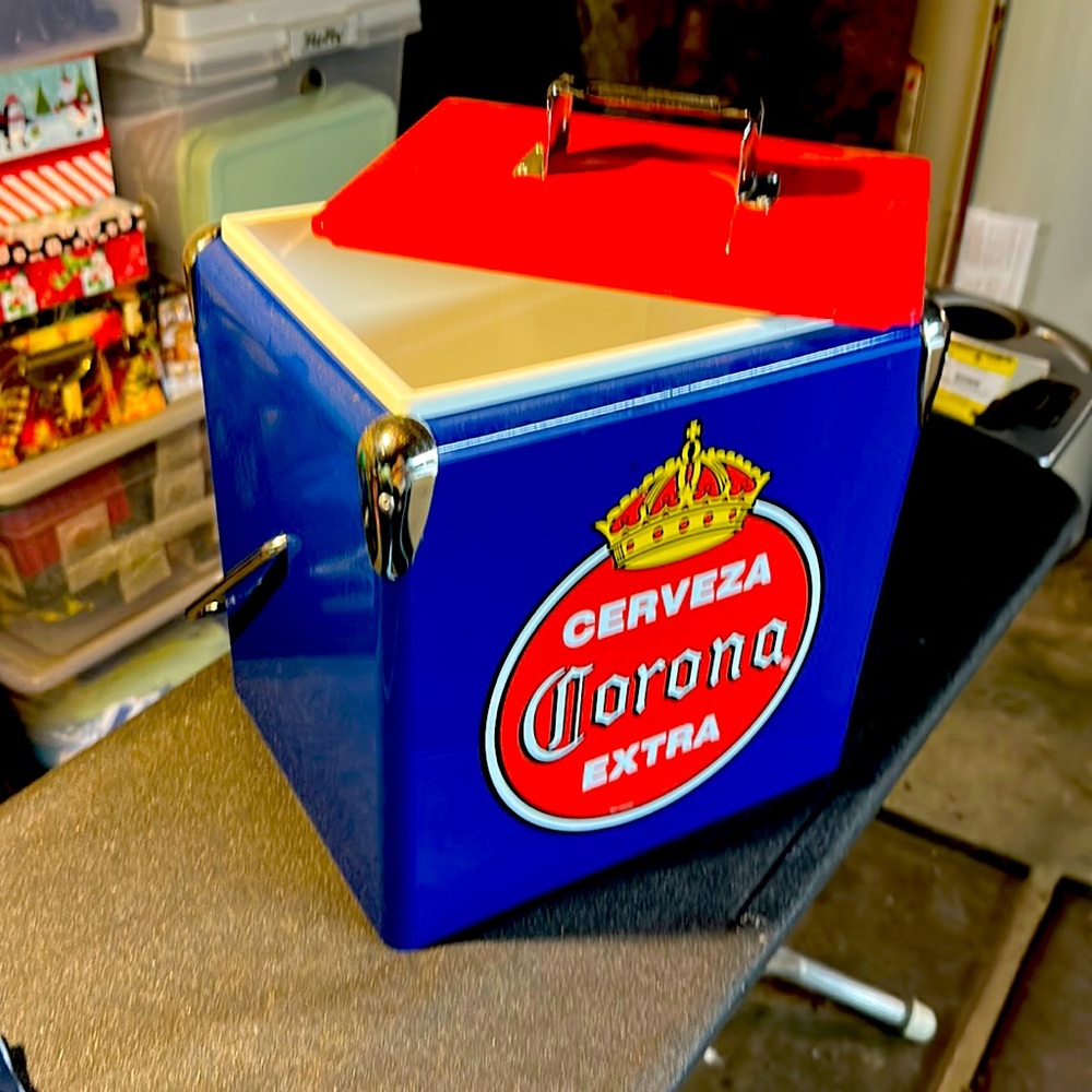 Vintage Corona cooler.  13L ice chest